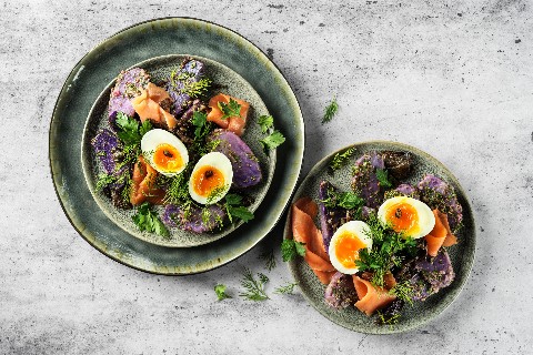 Salade de pommes de terre bleues au saumon