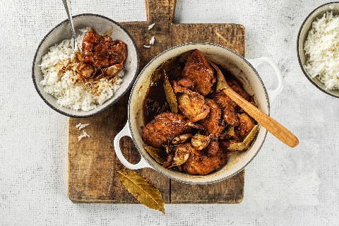 Pollo con alloro e aglio (Adobo)