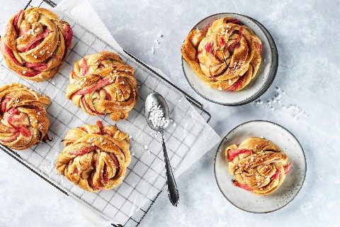 Rhubarb yeast knots