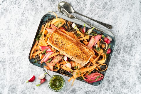 Saumon et salade printanière