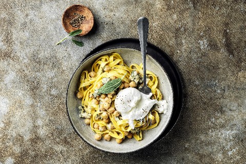 Tagliatelles aux pois chiches et à la burrata