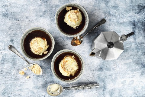 Affogato et glace à la meringue et aux noix