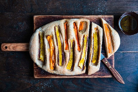 Focaccia con carote gialle e rosmarino
