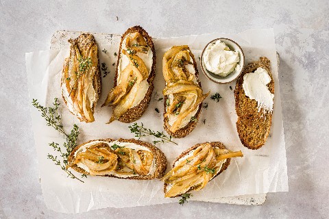 Crostini con cicoria belga