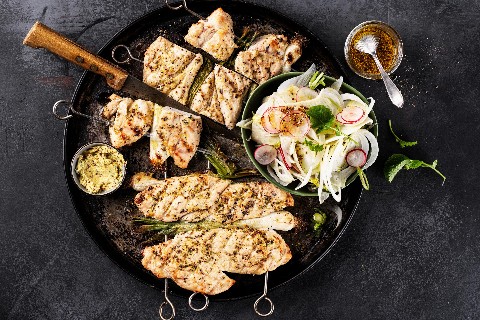 Brochettes de poulet, beurre à la moutarde et au romarin