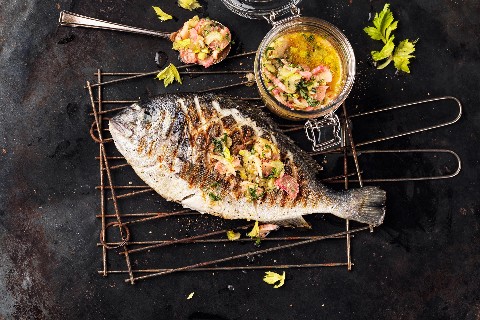 Orata alla griglia con salsa al rabarbaro