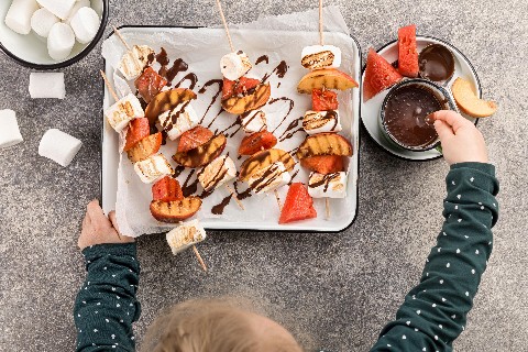 Spiedini di frutta e marshmallow