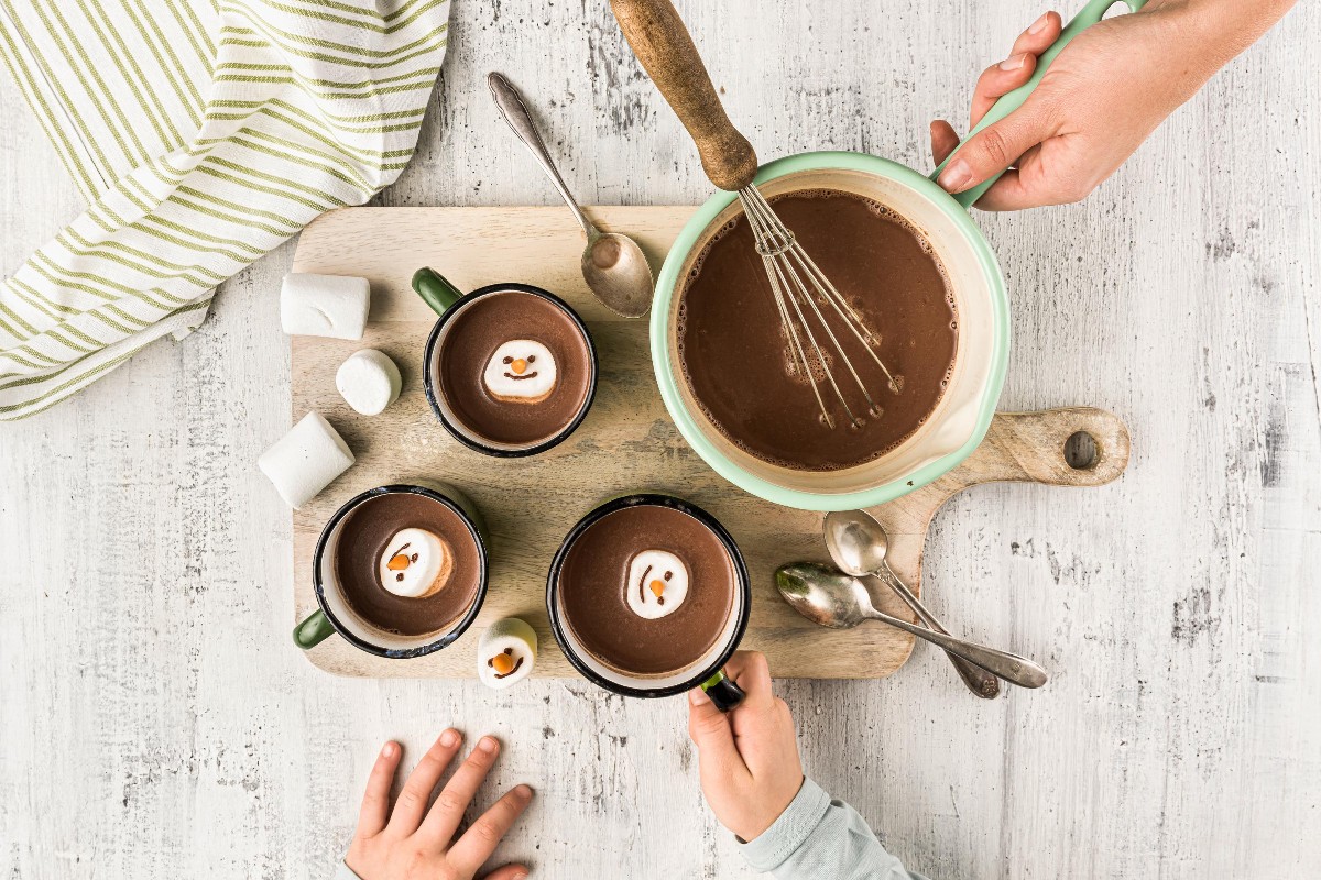 Hot chocolate with marshmallow snowmen - Recipes | little FOOBY
