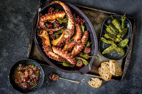 Polpo grigliato con pimientos e ciliegie