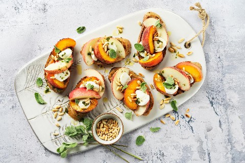 Crostini con pesca e mozzarella
