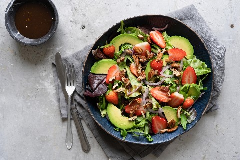 Erdbeer-Balsamico-Salat mit Nüssen