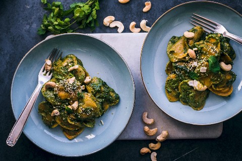 Curry-Ravioli mit Koriander-Minz-Pesto
