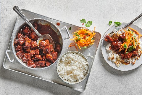 Carne di maiale caramellata con carote sottaceto