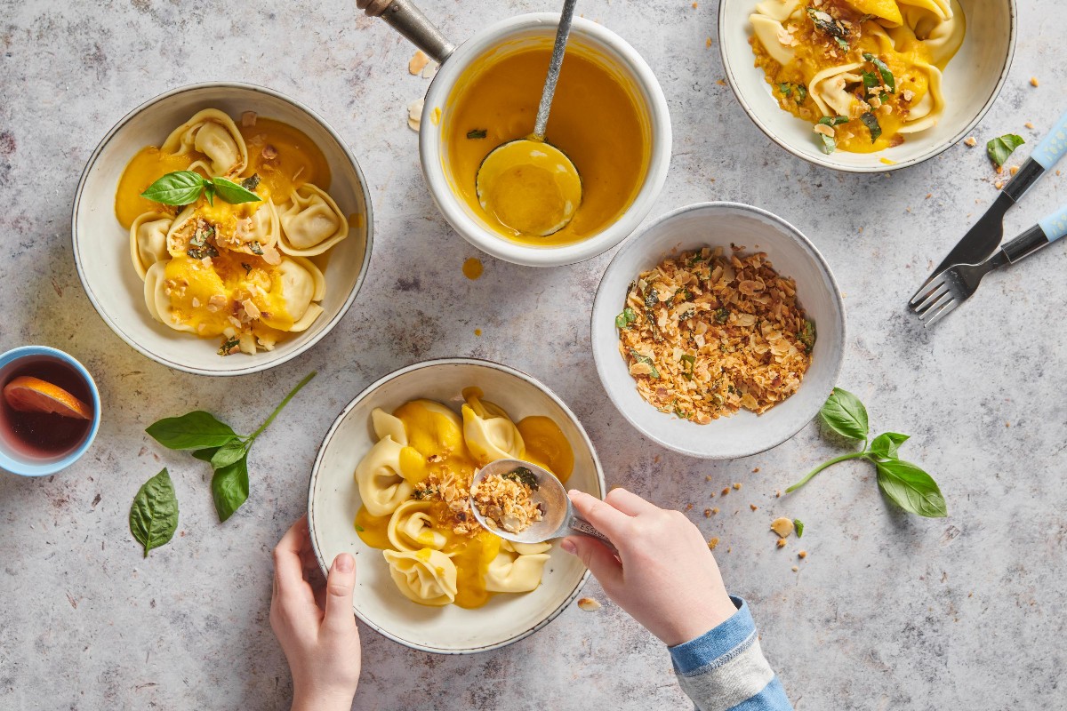 Crispy tortelloni with carrot sauce - Recipes | little FOOBY