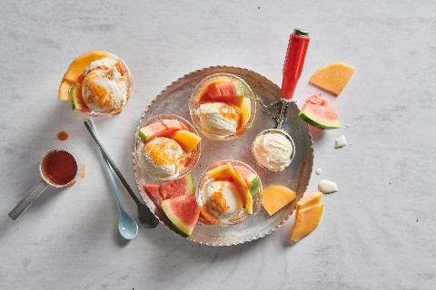 Frozen yoghurt with melon
