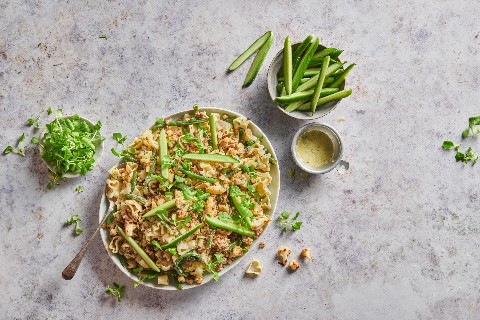 Insalata di pasta con cetrioli e pollo