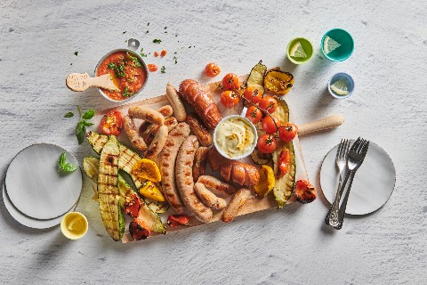Plateau de légumes grillés et de saucisses