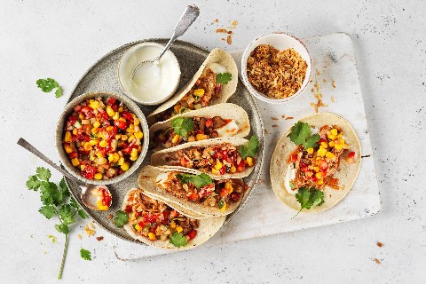 Tacos con pollo e salsa alle fragole
