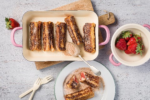 Rotolini di french toast alle fragole