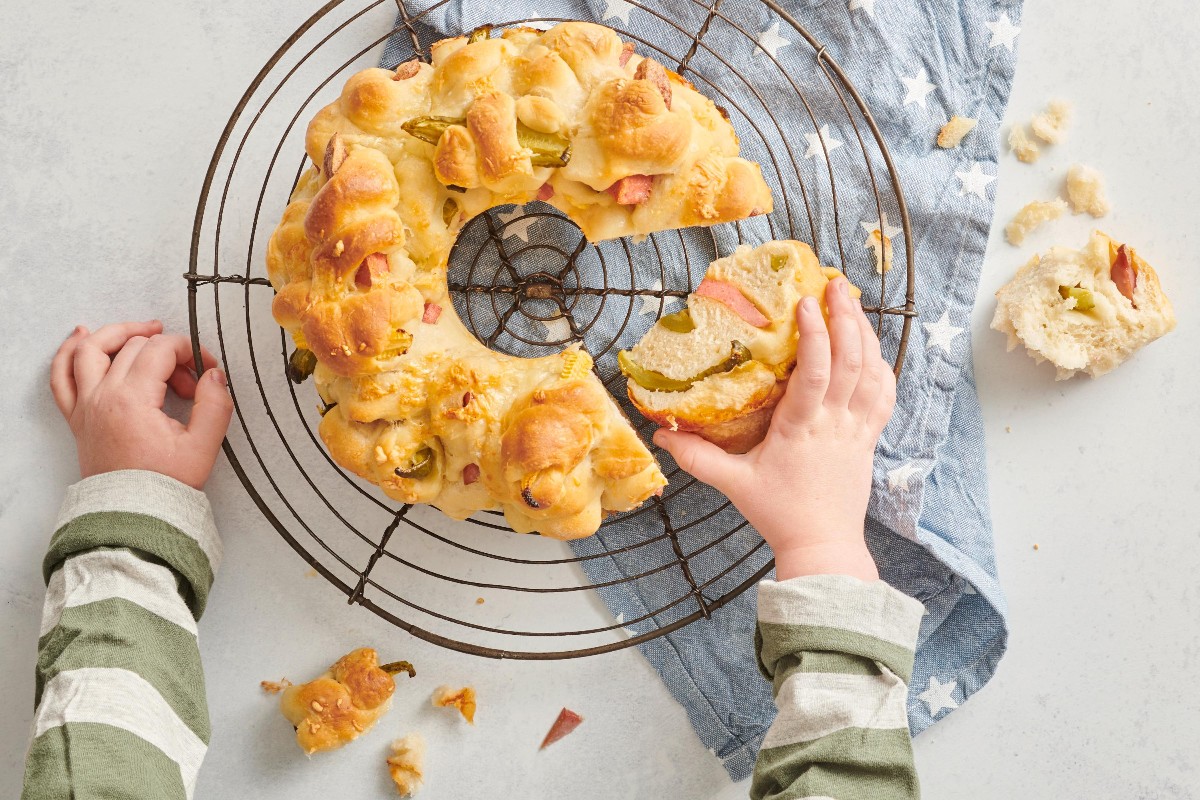 Cervelat tear-and-share bread - Recipes | little FOOBY