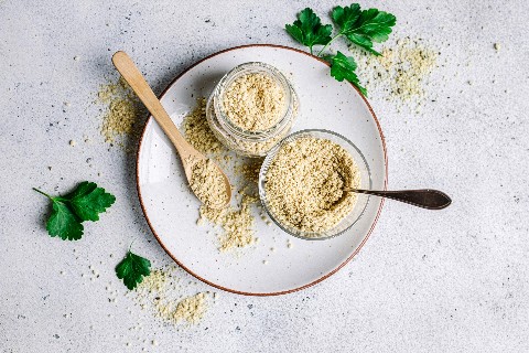 Vegane Alternative zu Parmesan