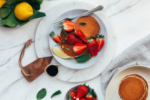 Pancake di ricotta e limone con fragole