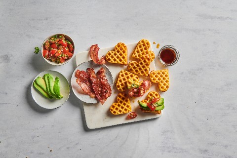 Gaufre di mais con avocado e pancetta