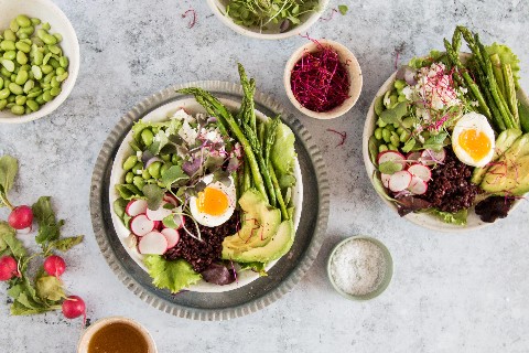 Frühlingsbowl an Limetten-Sesam-Vinaigrette