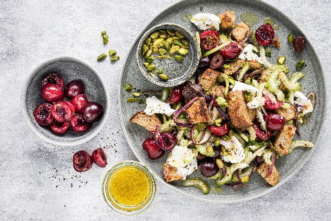 Bread salad with cherries