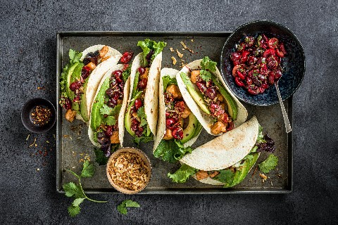Tacos con salmone e salsa alle ciliegie