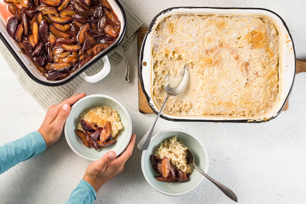 Baked rice pudding with stewed plums - Recipes | little FOOBY