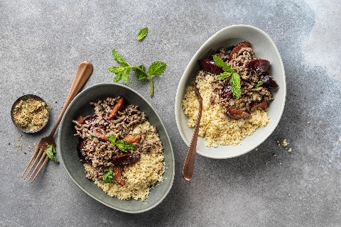 Couscous avec de la viande hachée et des prunes