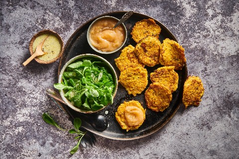Kürbis-Polenta-Puffer mit Apfelmus