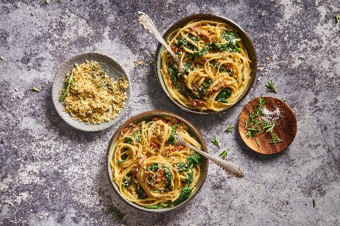 Linguine con salsa di pomodori secchi e spinaci