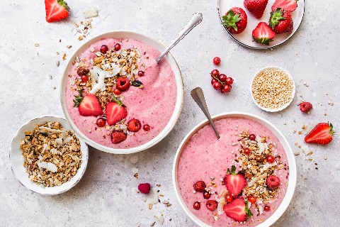 Smoothie-Bowl mit Beeren und Zucchetti