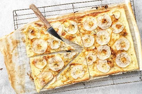 Zwiebel-Apfel-Flammkuchen