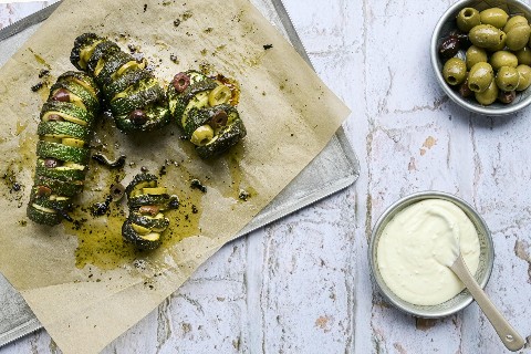 Hasselback de courgettes au beurre aux herbes et aux olives