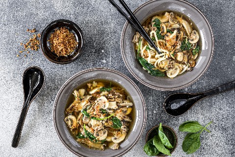Minestra di ramen e funghi