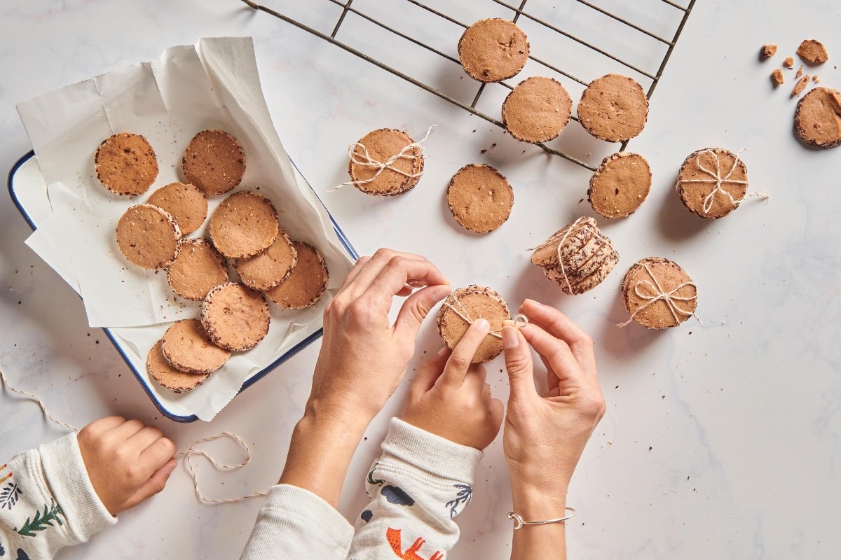 Chocolate and coconut shortbread biscuits - Recipes | little FOOBY