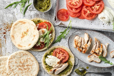 Sandwich di pane pita con petto di pollo