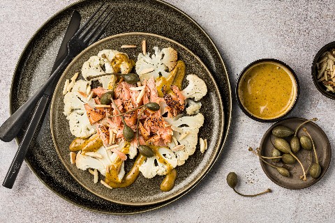 Pulled salmon su carpaccio di cavolfiore
