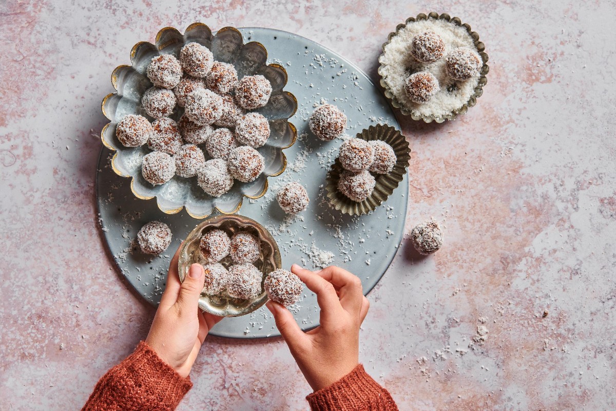 Swedish chocolate balls (Chokladbollar) - Recipes | little FOOBY
