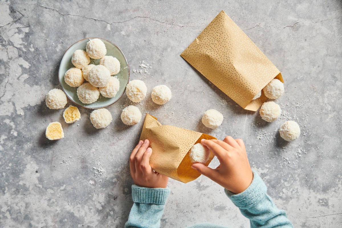Snowball biscuits - Recipes | little FOOBY