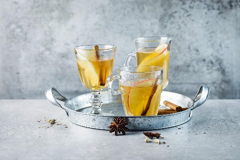 Weisser Glühwein mit Äpfeln