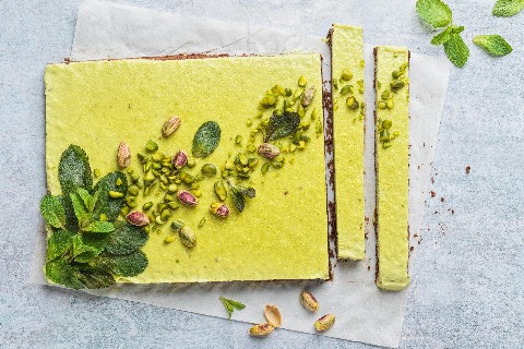 Tranci di brownie, pistacchi e gelato