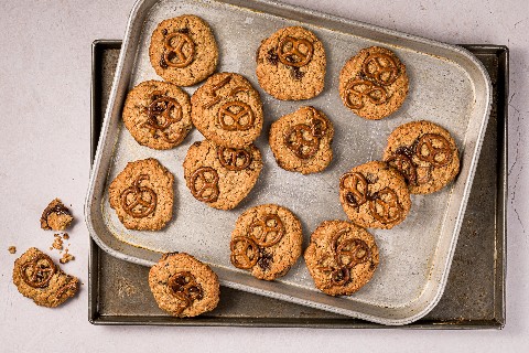 Biscotti al cioccolato e al burro di arachidi con bretzel