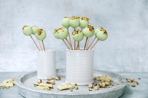 Pistache-Cake Pops mit weisser Schokolade