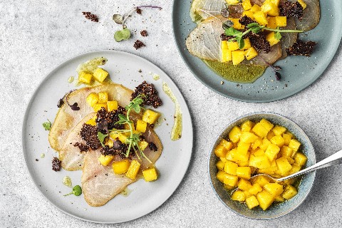 Carpaccio d'espadon à la mangue et au pumpernickel