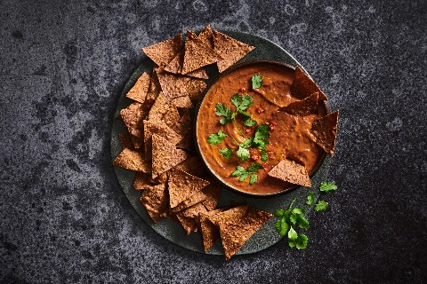 Mexikanischer Bohnenmus-Dip mit dunkler Schokolade
