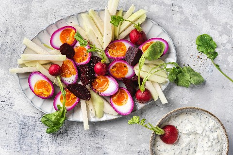 Uova alla barbabietola rossa con crudité e salsa dip